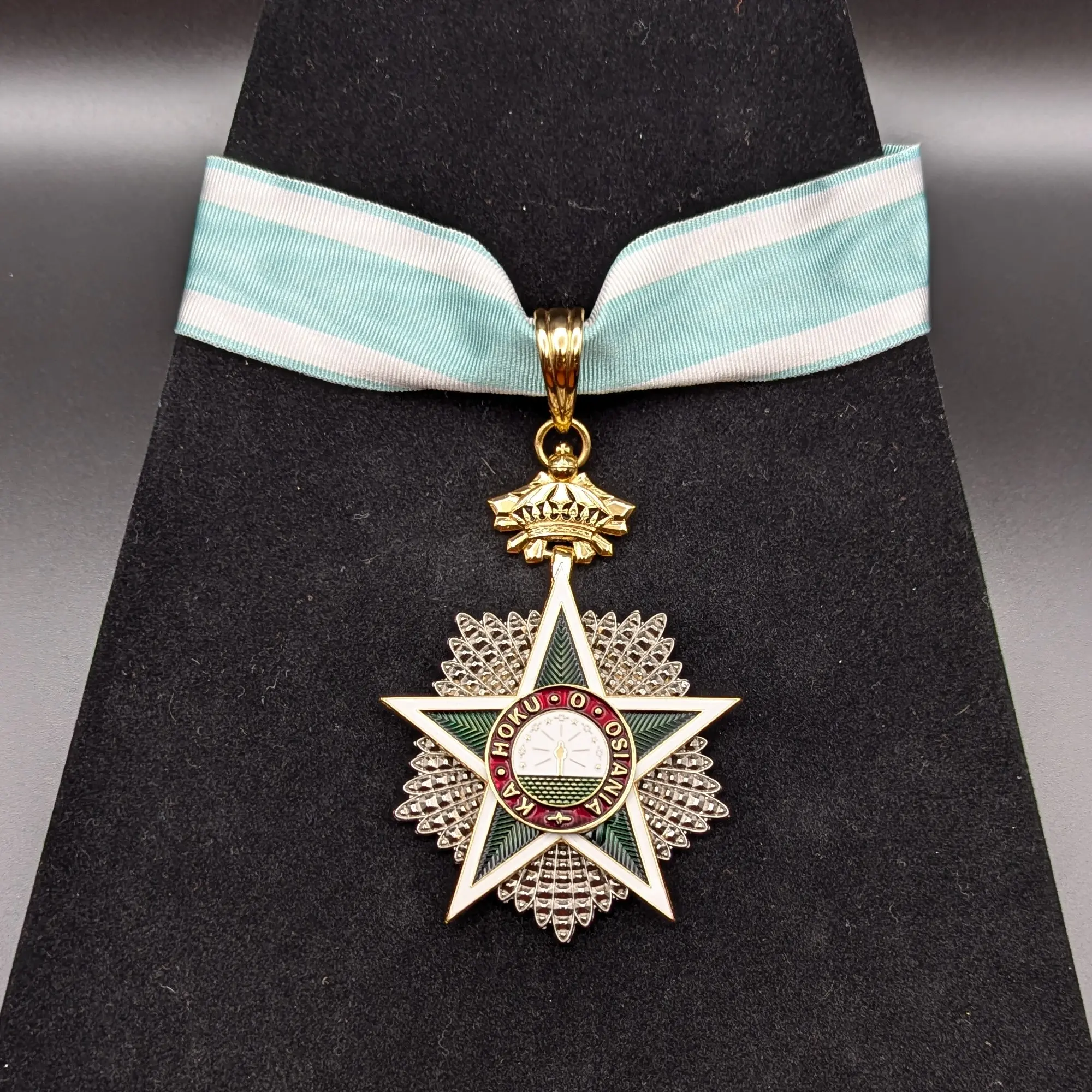 Contemporary insignia of the Royal Order of the Star of Oceania